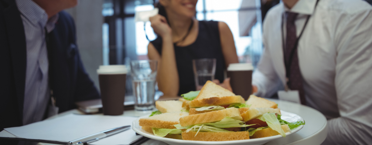 Qué comer (y qué evitar) para mantener la energía durante la jornada laboral