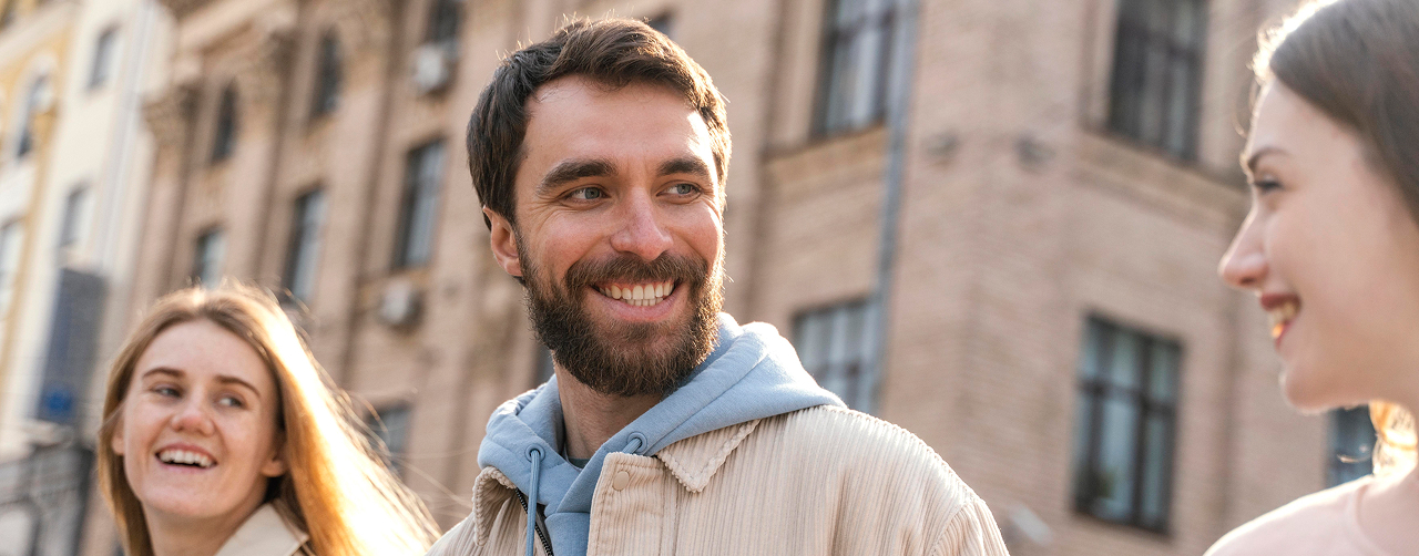 Personas sonriendo