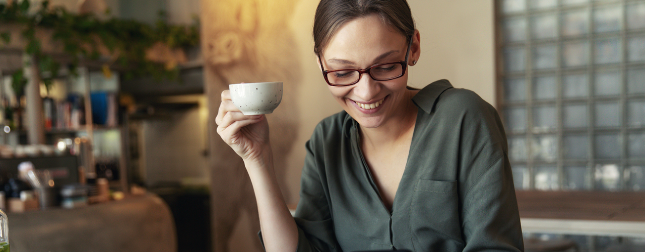 Foto mujer tomando cafe