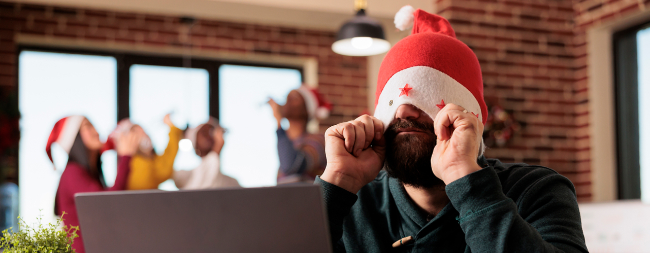 Imagen hombre tapandose con un gorro de navidad