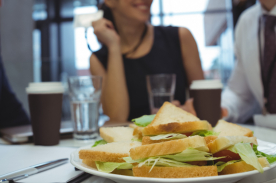 Qué comer (y qué evitar) para mantener la energía durante la jornada laboral