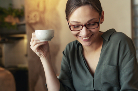 Foto mujer tomando cafe