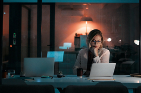 Mujer en una oficina de noche