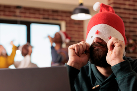 Imagen hombre tapandose con un gorro de navidad